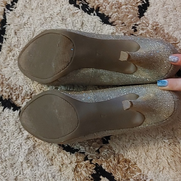 Kelly & Kate 3" Silver and Gold Heels - Picture 6 of 9